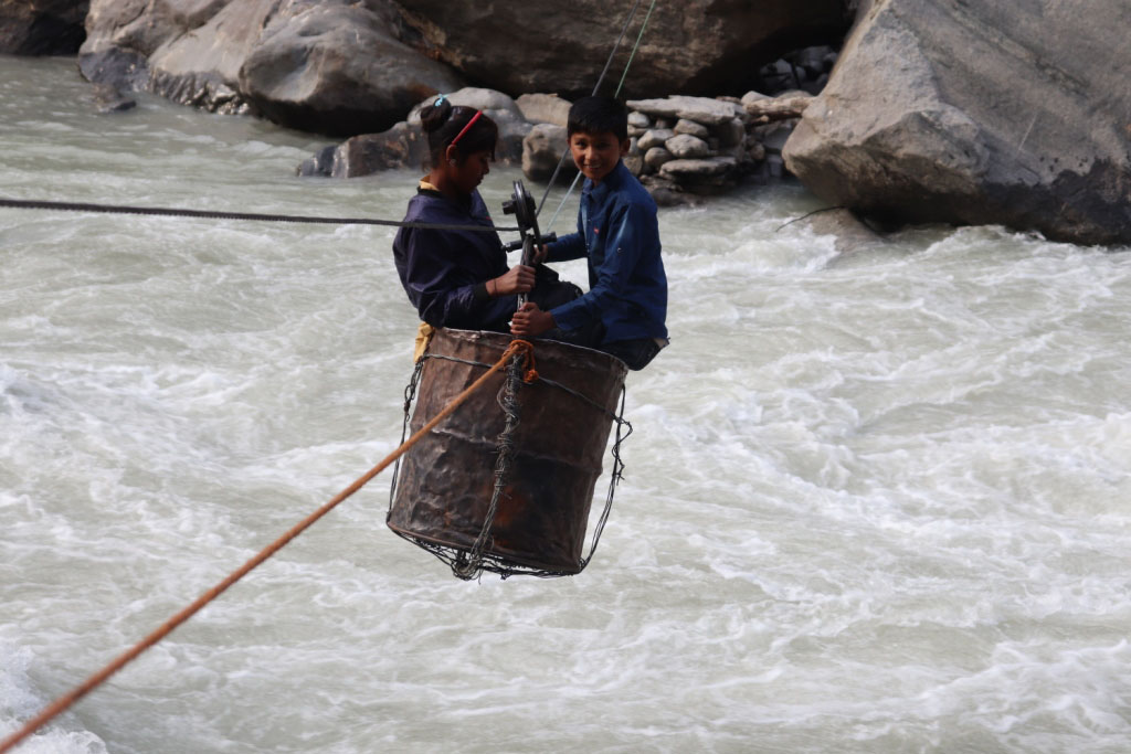 दार्चुलामा तुइनबाट खसेर एक किशोर बेपत्ता